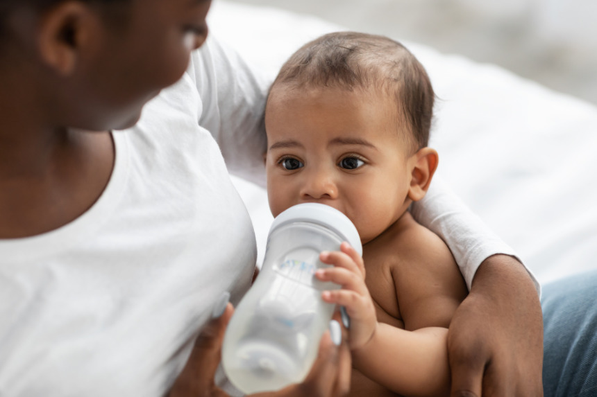 Deinem Baby die Flasche geben: Die richtige Haltung ist entscheidend