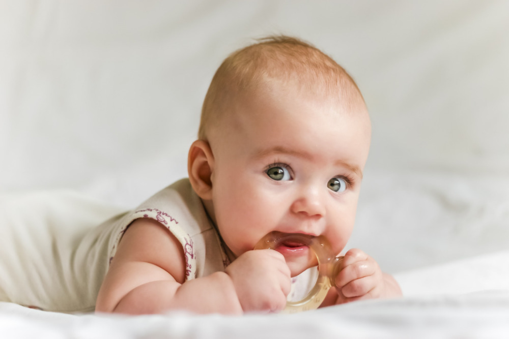 Zahnen beim Baby: Symptome & Tipps zur Linderung