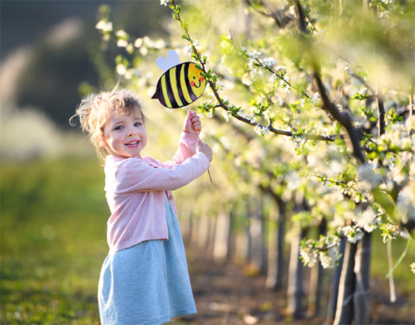 Bienen- und Wespenstiche bei Kindern: Wann wird es gefährlich?