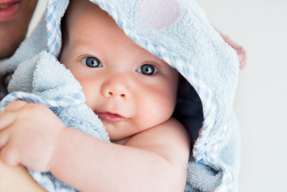 Die Babyhaut richtig pflegen: Tipps einer Hebamme